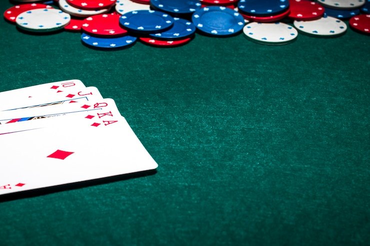 Permainan Domino QQ dengan kartu domino di meja lakitoto